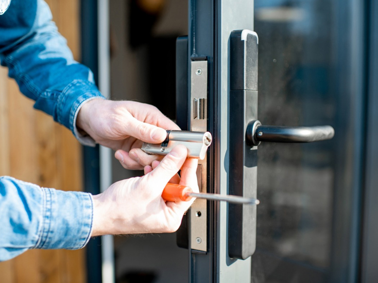 Locks Replaced in Den Haag: Your Trusted Locksmith in Rotterdam West – Sloten Maker Lorenzo