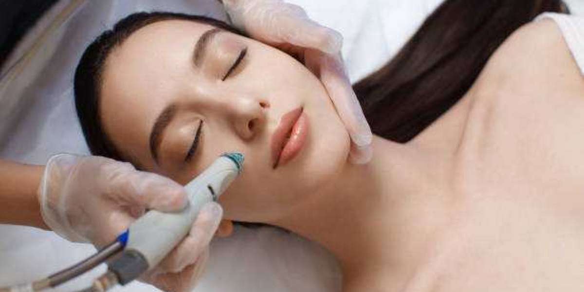 Hydrafacial Bliss: A Deep Dive into Dubai's Favorite Skincare Trend